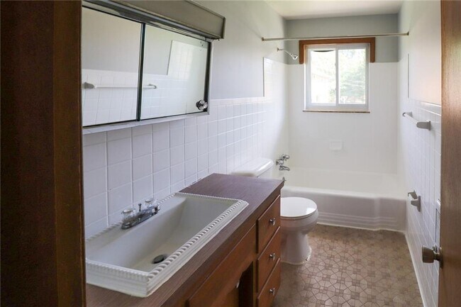 Building Photo - 4849 N Bolton Ave