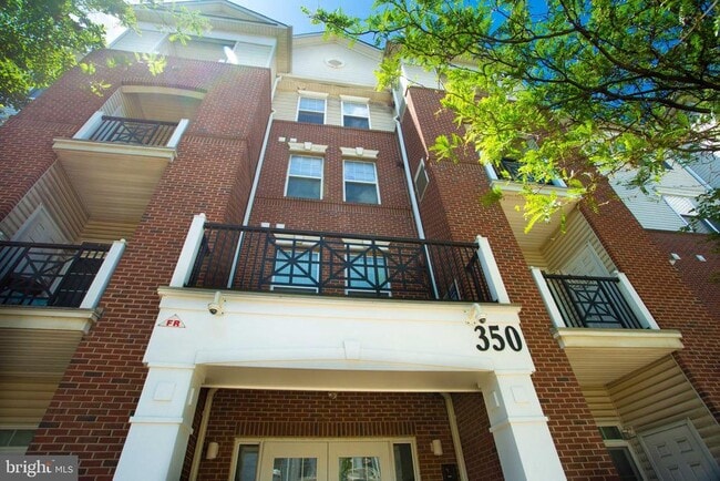 Building Photo - 350 W Elm St