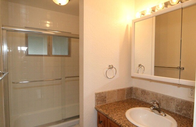 Building Photo - 817 Oriole Way