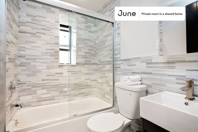 Foto del edificio - Private bedroom in 3 bed/1.5 bath Home