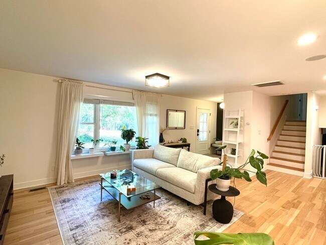Foto del edificio - Newly Remodeled 3BD, 2.5BA Raleigh Home wi...