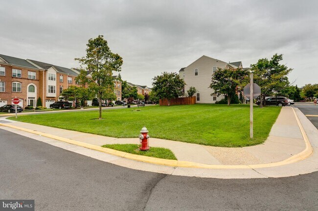 13129 Park Crescent Cir, Herndon, VA 20171 Townhouse for
