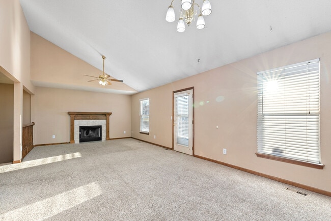 Building Photo - 937 Goldfinch Ln