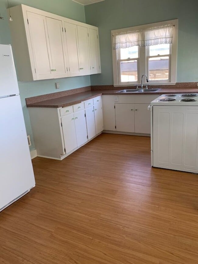 Building Photo - Charming 20's home