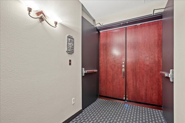 Building Photo - Fabulous Highrise Condo with Stripe Views!