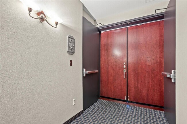 Building Photo - Fabulous Highrise Condo with Stripe Views!