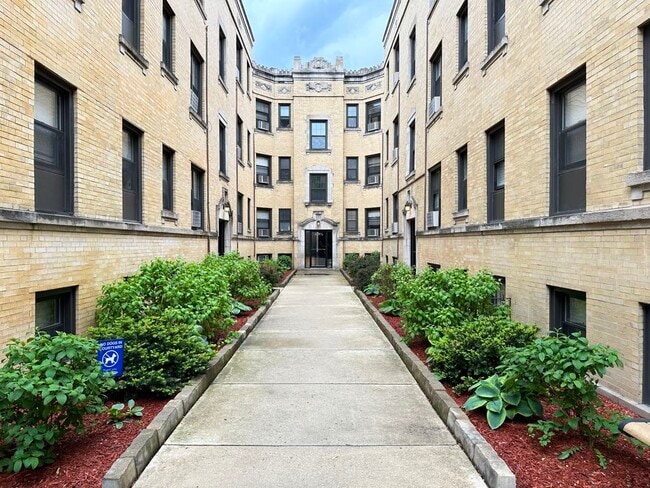 Building Photo - 434.5 W Belden Ave