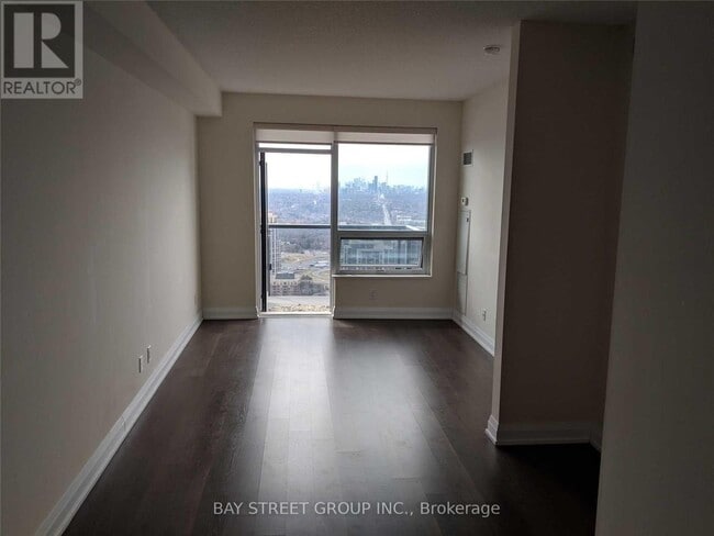 Photo du bâtiment - 5 Sheppard Ave E