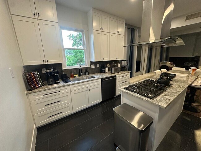 Foto del edificio - 3210 Hampton Rd