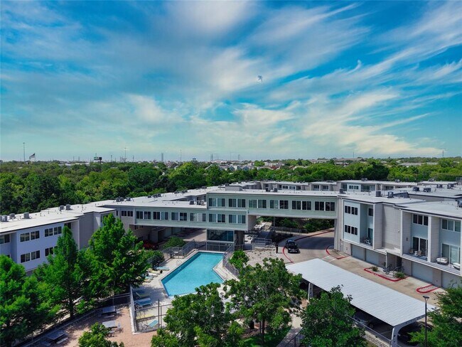 Building Photo - 604 N Bluff Dr