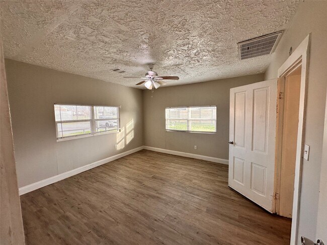 Foto del edificio - 104 S 7th St