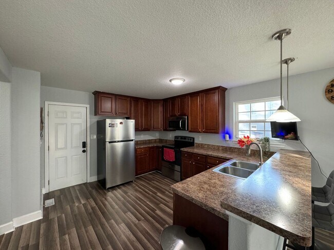 Foto del edificio - Welcome to this charming and spacious home!