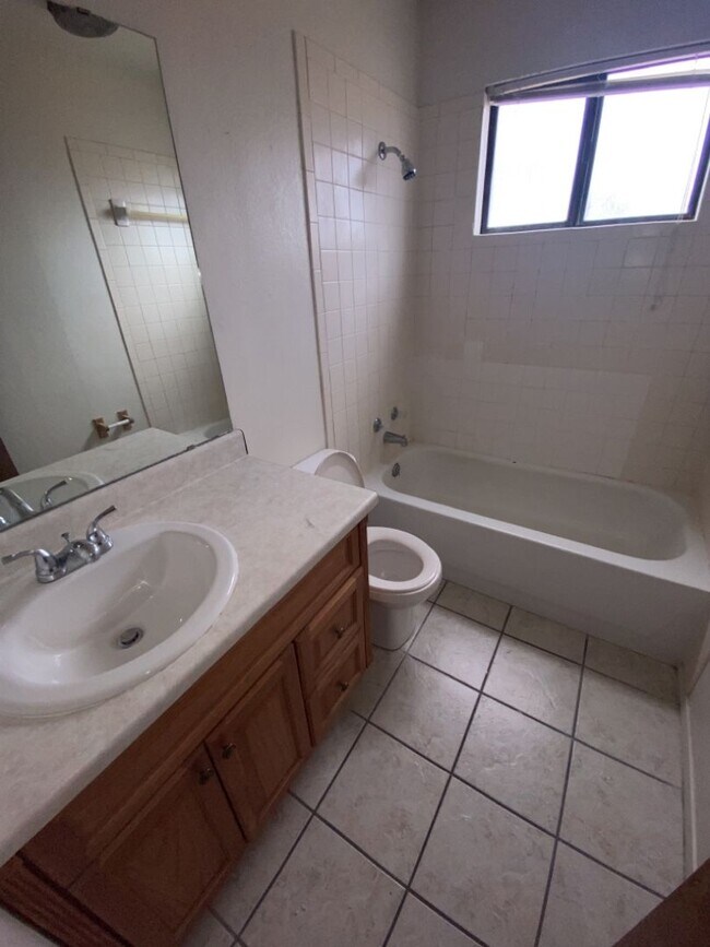 Building Photo - AFFORDABLE 3 Bedroom 1.5 bath in the PaulA...