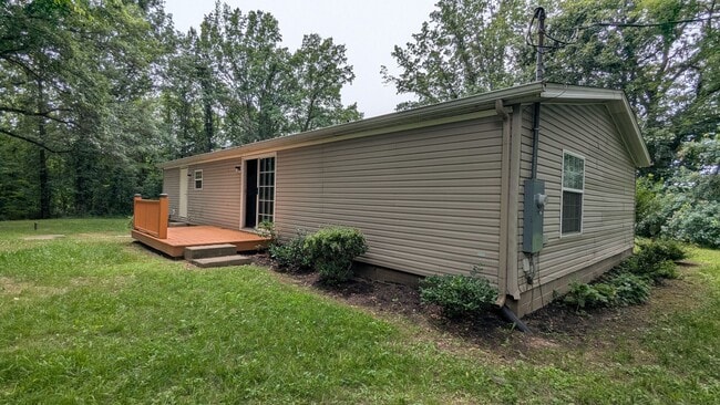 Building Photo - Newly renovated gem located at Earl Lake i...