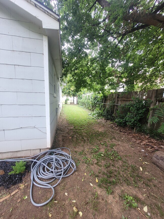 Building Photo - 2427 S Olympia Ave