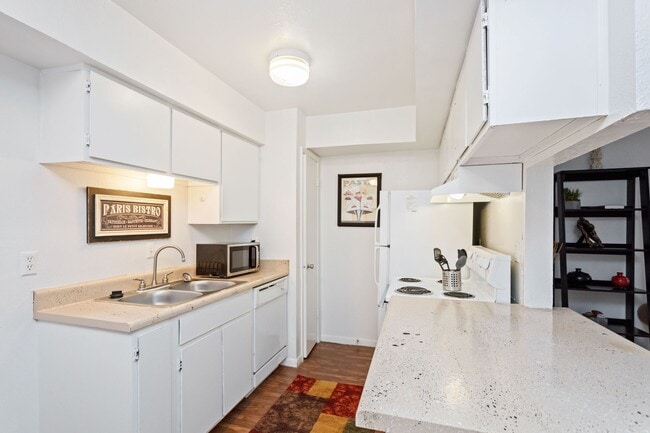 Building Photo - Pepper Tree