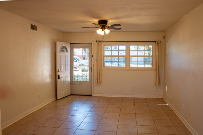Building Photo - 3 bedroom 2 Bathroom.