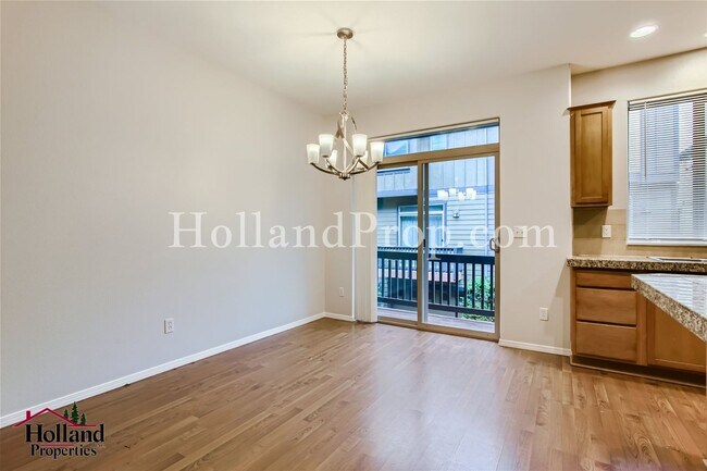 Foto del edificio - Fantastic Hillsboro Townhouse In Prime Loc...