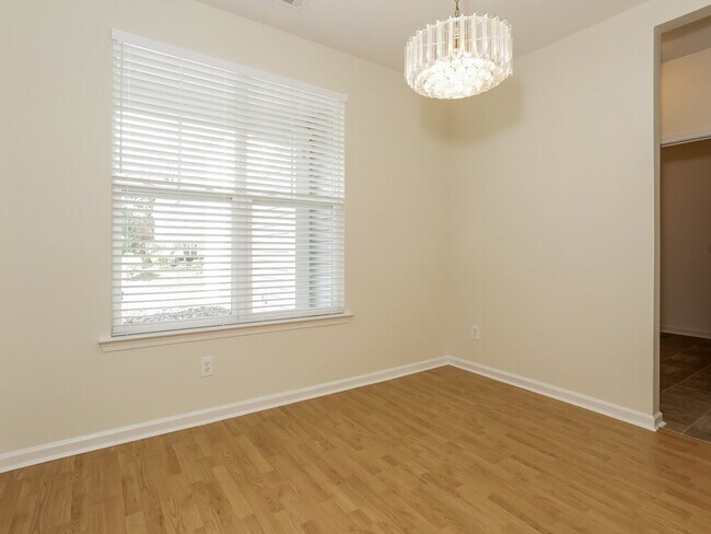 Foto del edificio - 8264 Chatham Oaks Dr
