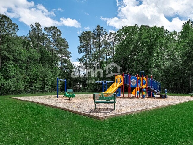 Building Photo - 622 W Lionel Rd