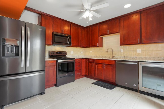 Building Photo - 2 Bedroom Townhouse For Rent