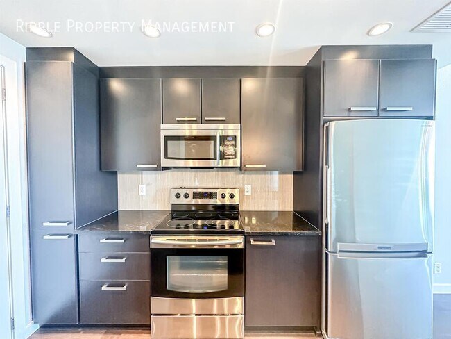 Photo du bâtiment - GORGEOUS 1 BED/ 1 BATH CONDO IN THE COMMUNITY OF VICTORIA PARK