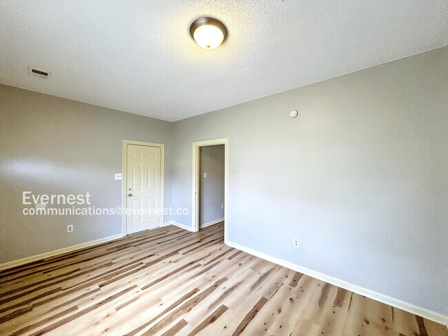 Foto del edificio - 692 Walnut Valley Ln