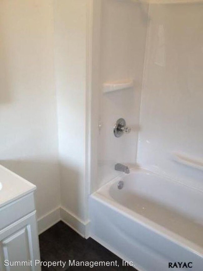 Building Photo - 3 br, 1 bath House - 650 West College Avenue