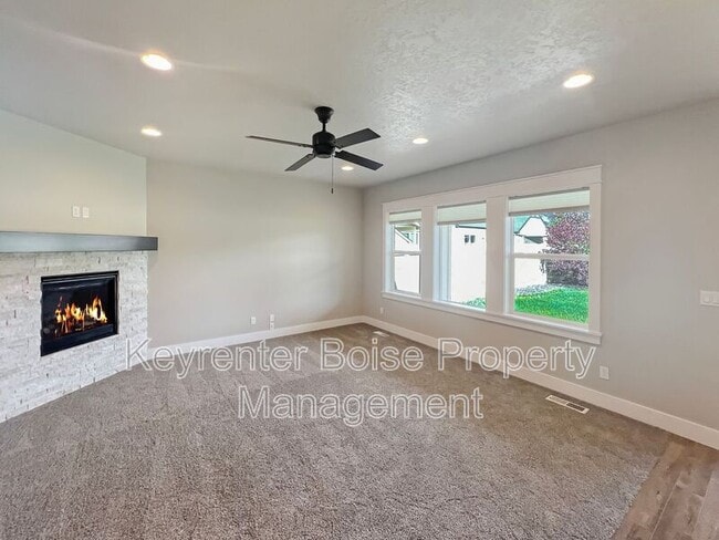 Foto del edificio - 8030 S Topaz Ridge Ave