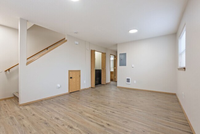 Building Photo - Spacious 2-Bedroom/1.5 bathroom in SE Portland