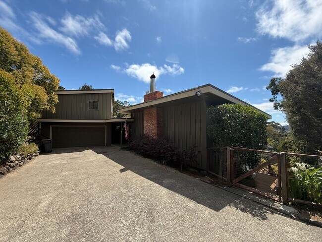 Building Photo - SPACOUS SAN RAFAEL FOUR BED / THREE BATH H...