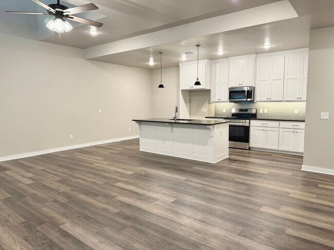 Building Photo - Large 2 Bed, 2 Bath in Beautifully Well-Ma...