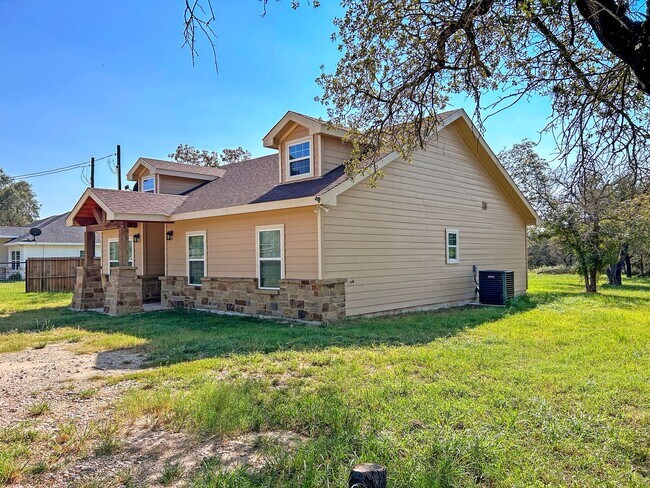 Foto del edificio - Elegant Stone-Front Home on 1 Acre in Natalia