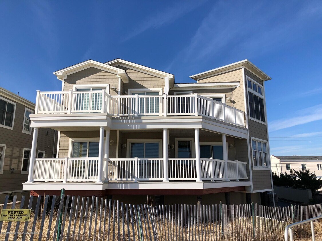 Primary Photo - 209 Beach Front