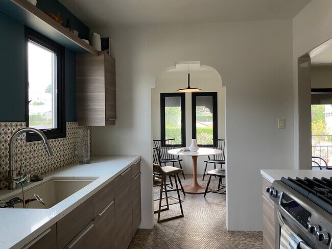 Building Photo - 1602 Carmona Ave