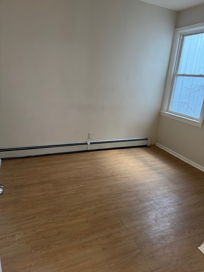 Building Photo - 92 Maple St