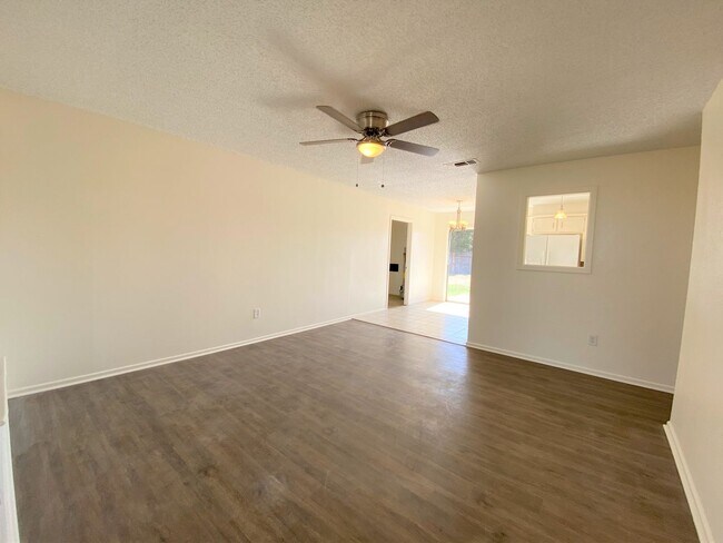 Foto del edificio - 3404 Upland Ave