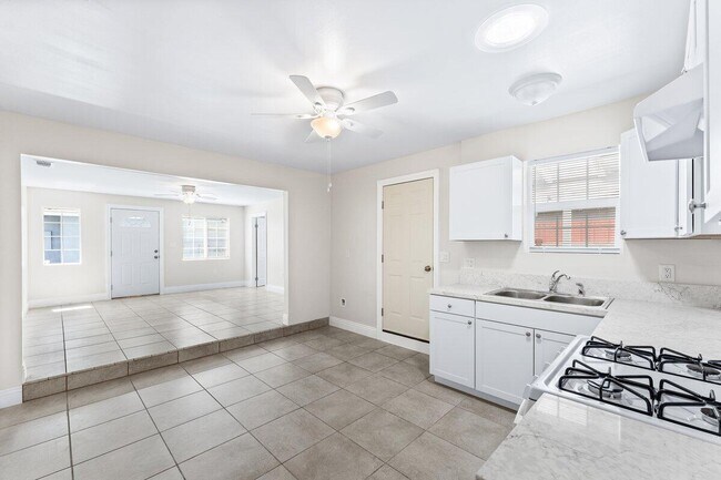 Building Photo - 748 N Sabina St