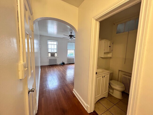 Foto del edificio - 4034 Calvert St NW