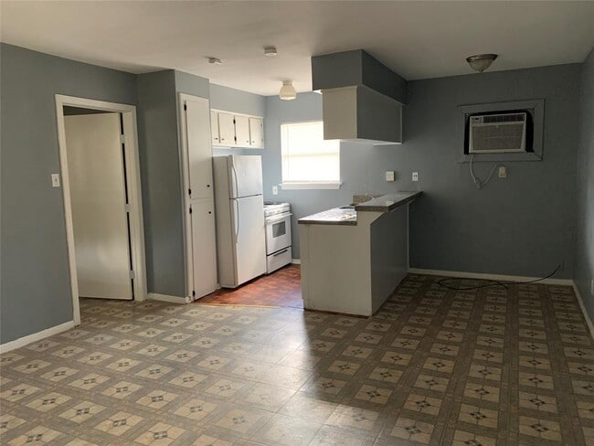 Building Photo - 8232 Glenview Dr