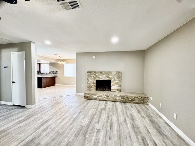 Foto del edificio - Spacious 4BD/3BA Pool Home with Dual Prima...