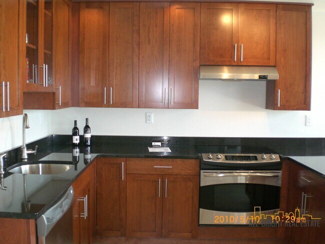 Building Photo - 3 bed 2 bath in Mission Hill PERFECT APT!!!!