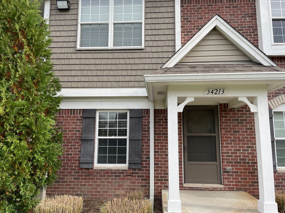 Foto principal - Shelby Township 2-Bedroom, 2- Baths, 1-car...