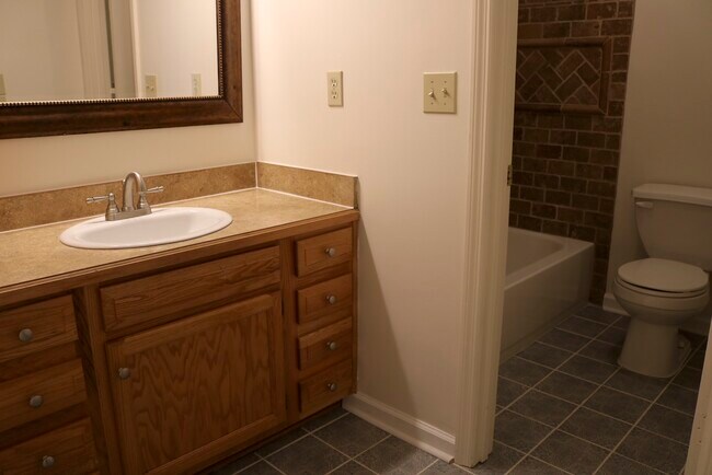 Baño 2 con muebles a medida y muy bien iluminado. - 7005 Sand Wedge Cir