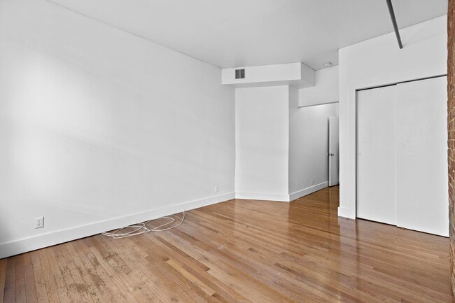 Building Photo - 309 Monroe St