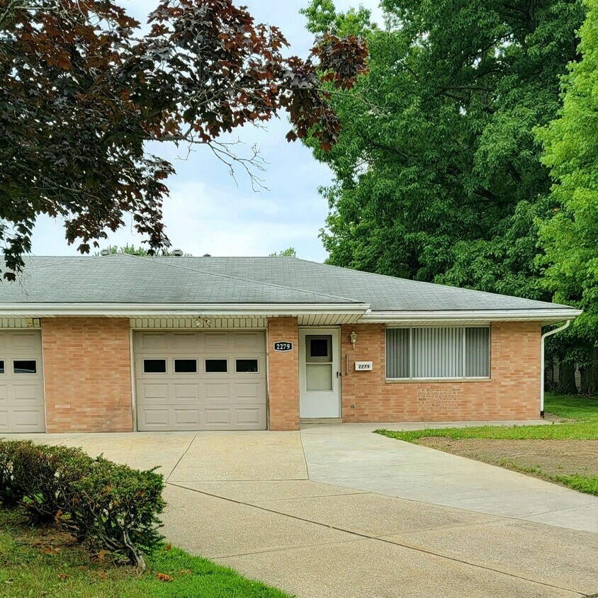 Primary Photo - 2279 Lyndhurst Ave