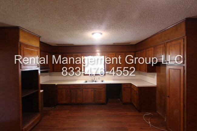 Building Photo - 4 Bedroom, 2 Bath!  New on the Market!  Be...