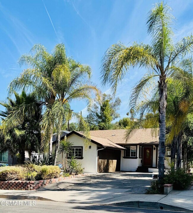 Foto del edificio - Welcome this single story, beautifully maintained and thoughtfully updated home South Of The Boul...