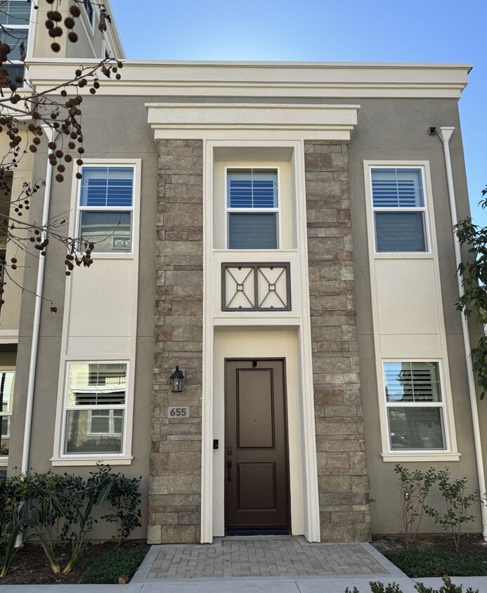 Primary Photo - Beautiful Townhome in the new Wagon Wheel ...