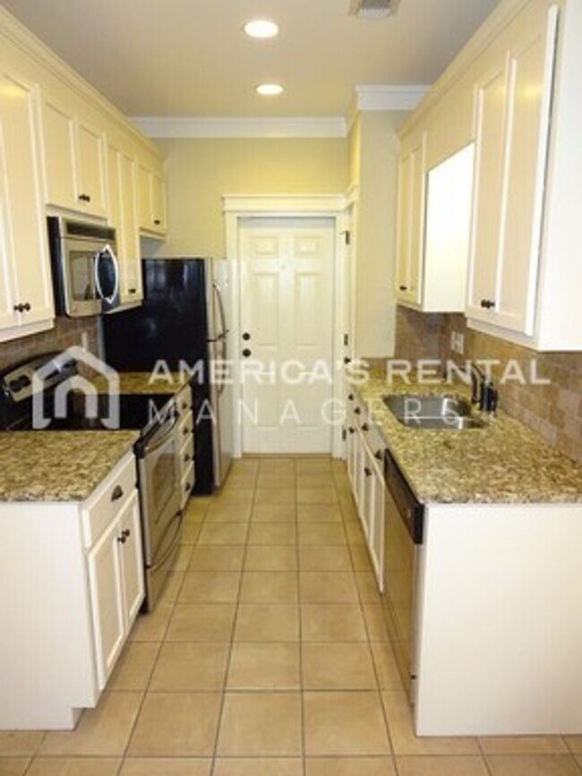 Building Photo - Townhome For Rent in Tuscaloosa!! Availabl...